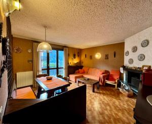 a living room with a couch and a table at Casa Vacanza Caspoggio in Caspoggio