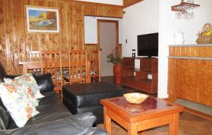 sala de estar con sofá y mesa en Cabañas Alto Caburgua en Caburga