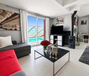a living room with a view of the ocean at Élégante maison familiale, terrasse & piscine in Aigrefeuille-sur-Maine