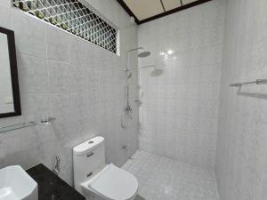 ein weißes Badezimmer mit Dusche und Toilette in der Unterkunft Beevaa Inn in Fuvahmulah