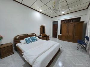 ein Schlafzimmer mit einem Bett, einem Schreibtisch und einem Stuhl in der Unterkunft Beevaa Inn in Fuvahmulah + 15 Fotos