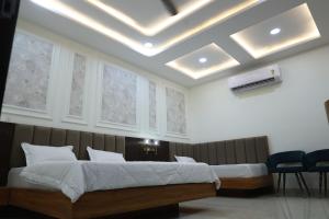 a bedroom with two beds and a ceiling at Radiant Inn in Morena