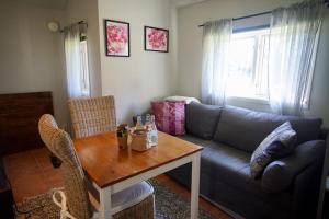 ein Wohnzimmer mit Sofa und Tisch in der Unterkunft Skårs gård in Fjärås