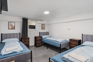 two beds in a room with two bedsitures at MK Rooms Bremen in Bremen