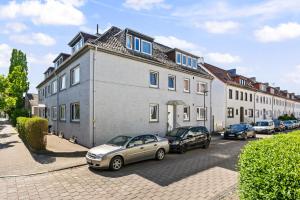 a group of cars parked in front of a building at MK Rooms Bremen in Bremen