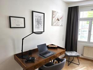 a desk with a laptop on it in a room at Modernes Apartment im Herzen der Ravensburger Altstadt in Ravensburg