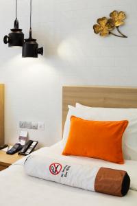 Postel nebo postele na pokoji v ubytování Hotel Clover 769 North Bridge Road