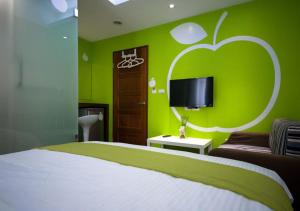 a green bedroom with an apple on the wall at 羅東簡單住一晚 in Luodong