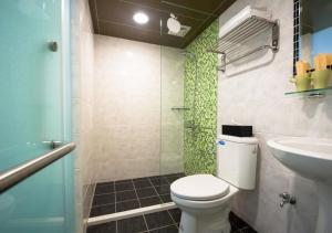 a bathroom with a toilet and a sink at 羅東簡單住一晚 in Luodong