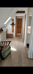 ein Wohnzimmer mit Holzboden und einer Tür in der Unterkunft Chambres et tables d'hôtes Cornec in Ploubazlanec + 23 Fotos