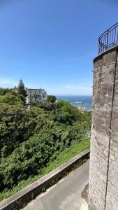 a road on a hill with the ocean in the background at La Torre di LuSi in Castellammare di Stabia