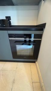 a black oven in a corner of a room at La Torre di LuSi in Castellammare di Stabia