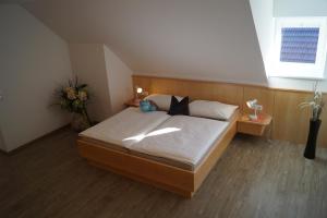 een slaapkamer met een groot bed in een kamer bij Haus Garz in Weissensee