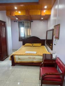 a bedroom with a large bed in a room at Hotel Tuấn Anh in Vô Hối