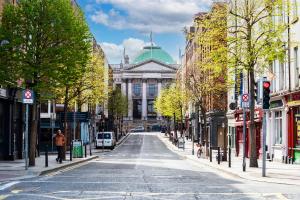 pusta ulica w mieście z budynkiem w obiekcie One Capel Suites w Dublinie