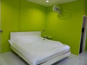 Postel nebo postele na pokoji v ubytování Baan Phuean Koh Kood