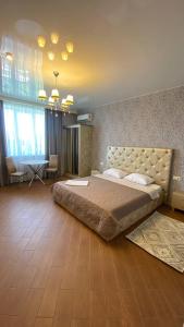 a bedroom with a large bed in a room at DiAmel in Petropavlovskaya Borshchagovka