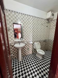 a bathroom with a sink and a toilet at Hotel Tuấn Anh in Vô Hối
