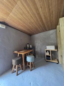 a small room with a table and two stools at 蘭嶼 262 民宿 in Lanyu