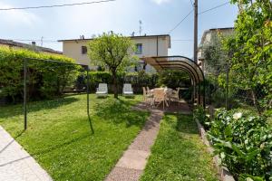 a garden with a table and chairs at CASA CARLINA Pet Friendly in Salò