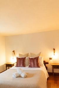 a bedroom with a large white bed with pillows at La Paredita Casa Guimar in Tanque
