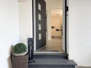 a hallway with a door leading to a kitchen at Fewo Diemelsee 1 in Heringhausen