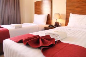 Uma cama ou camas num quarto em Sebastien Hotel