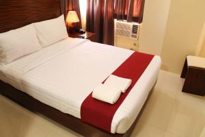 Uma cama ou camas num quarto em Sebastien Hotel