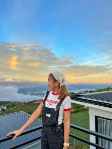 a woman standing on top of a roof at วิวดีภูทับเบิก in Ban Maeo Thap Boek +7 photos