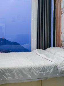 a bed in a room with a window at วิวดีภูทับเบิก in Ban Maeo Thap Boek