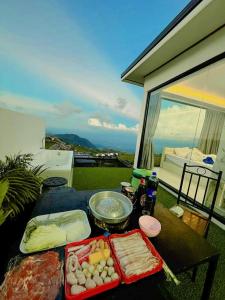 a table with food on top of a balcony at วิวดีภูทับเบิก in Ban Maeo Thap Boek