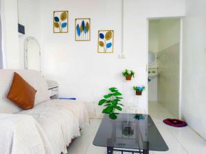 a living room with a couch and a table at วิวดีภูทับเบิก in Ban Maeo Thap Boek