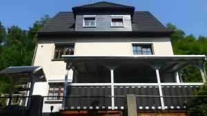 a house with a black roof at Ferienwohnung in Naila in Naila