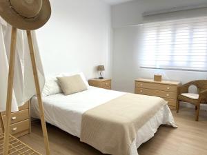 a bedroom with a bed and a hat on a tripod at 3 Bed Flat - Sleeps 5 - Wifi in Bellreguart