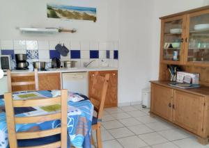 a small kitchen with a sink and a table at Appartement 4p Sanguinet-Doum Doum in Sanguinet