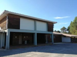 a large building with a large garage at Appartement 4p Sanguinet-Doum Doum in Sanguinet +11 photos