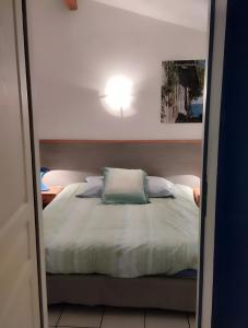 a bedroom with a bed with a light above it at Appartement 4p Sanguinet-Doum Doum in Sanguinet