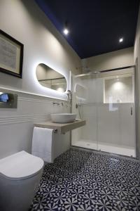 a bathroom with a toilet and a sink at Seõra Luxury Rooms in Porto Empedocle