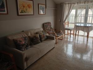 a living room with a couch and two chairs at Apartamento manchego Macrina in Villarta de San Juan +2 photos