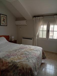 a bedroom with a bed and a window at Apartamento manchego Macrina in Villarta de San Juan