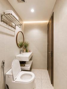 a bathroom with a toilet and a sink at U-ViVu Homestay Ocean Park 3 Hưng Yên in Ðình Loan +32 photos