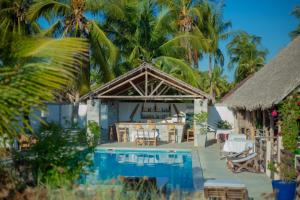a villa with a swimming pool and a resort at Le Renala Morondava in Morondava