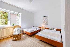 ein Schlafzimmer mit zwei Betten und einem Fenster in der Unterkunft Hillerts Hotel in Rheda-Wiedenbrück