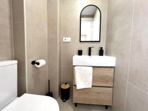 a bathroom with a sink and a mirror at 3 Bed Flat - Sleeps 5 - Wifi in Bellreguart +15 photos