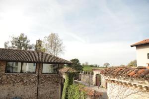 an old stone house with ivy growing on it at TAU Rooms Srl in Tricesimo