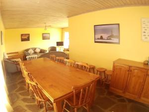 - un salon avec une table et des chaises en bois dans l'établissement Anchorage Cottage & The Moorings, à Cape St Francis