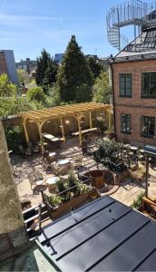 an overhead view of a garden with tables and chairs at Hotel Bishops Arms Lund in Lund