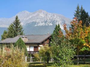 a house with a mountain in the background at Ferienwohnung Selina in Lenzerheide