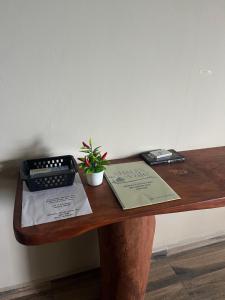 a desk with a keyboard and a plant on it at Chalé com lareira externa e vista para o Pico do Lopo in Extrema