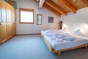 a bedroom with a large bed in a room at Clois B Loughlin in Lenzerheide